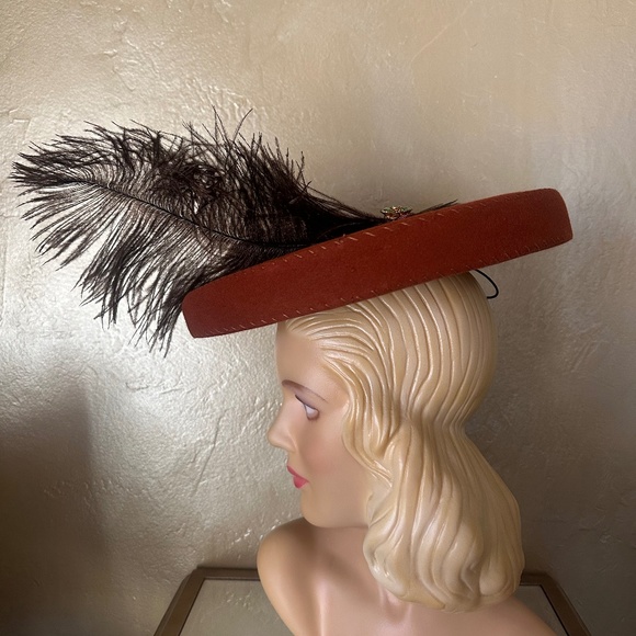 RAVISHING 1940s\' CINNAMON COLOR TILT FELT HAT WITH LARGE BROWN FEATHERS + JEWEL main image 9